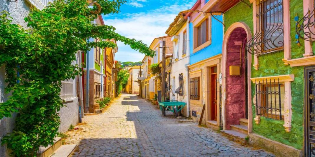 ‘Daha önce neden gelmemişim’ diyeceksiniz! Türkiye’de Santorini havası estiriyor: Tarihi evleri ve mavi sularıyla büyülüyor 4